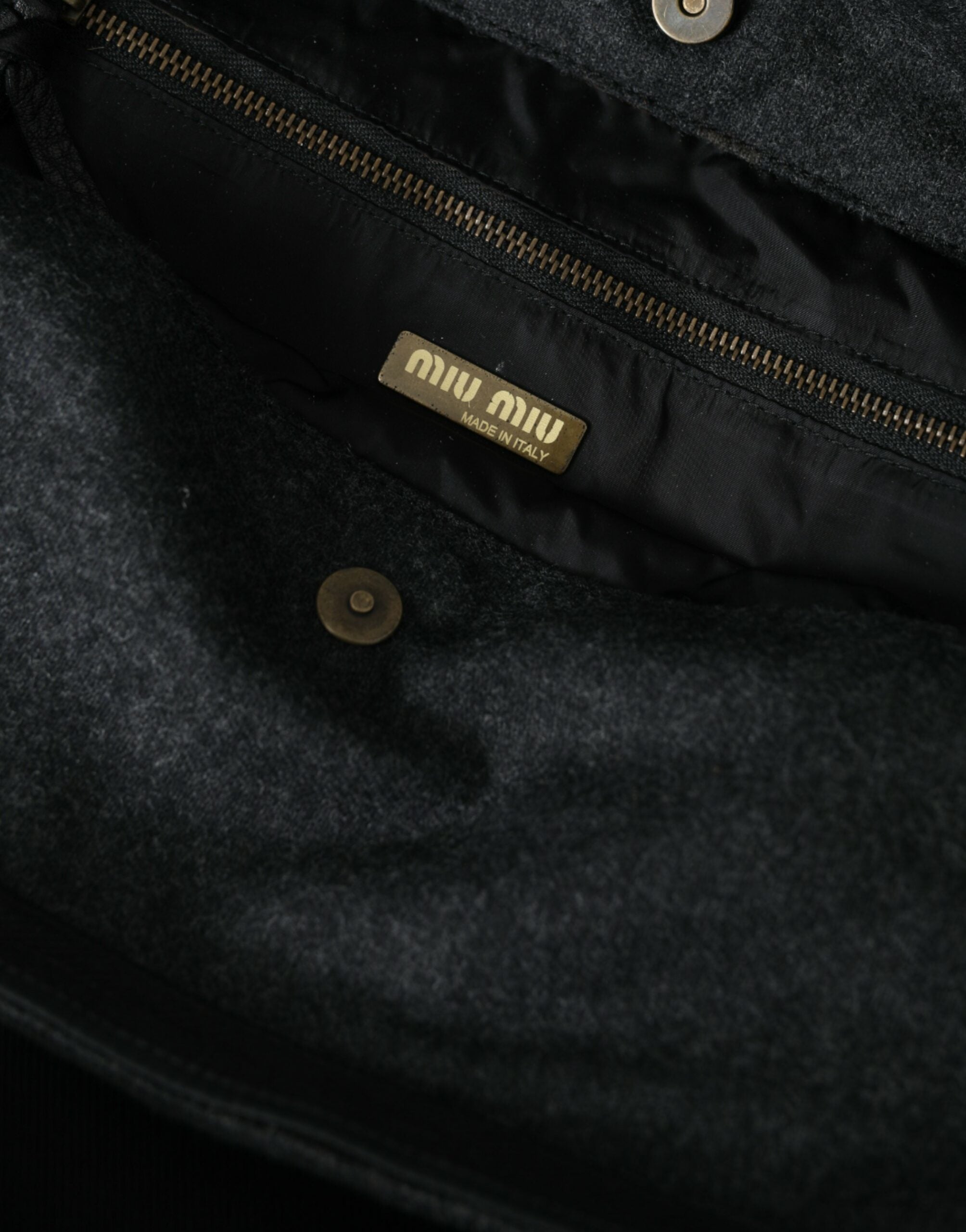 Miu Miu svart canvas denim logotyp axelväska