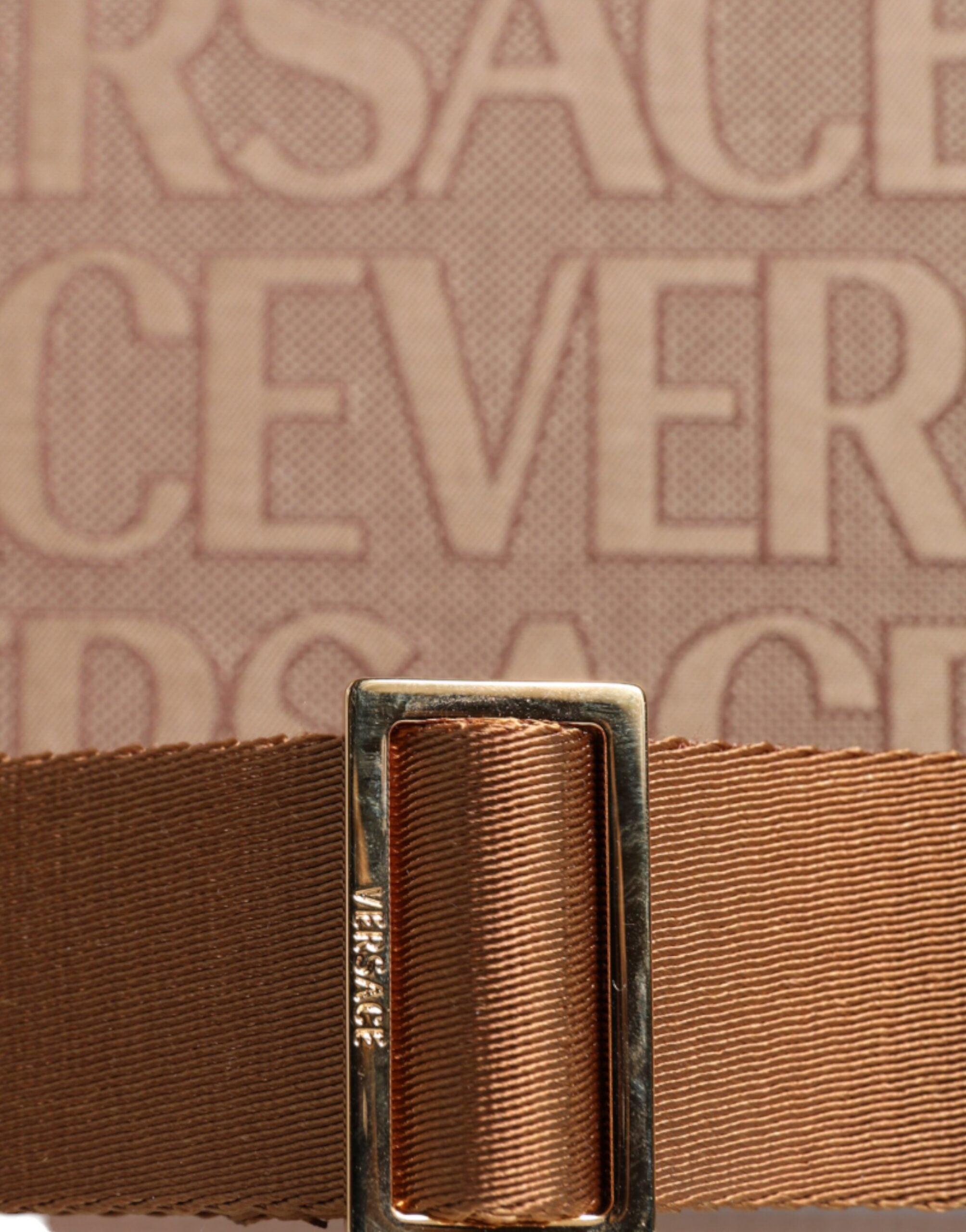 Versace brun axelväska i jacquardläder med logotyp och topphandtag