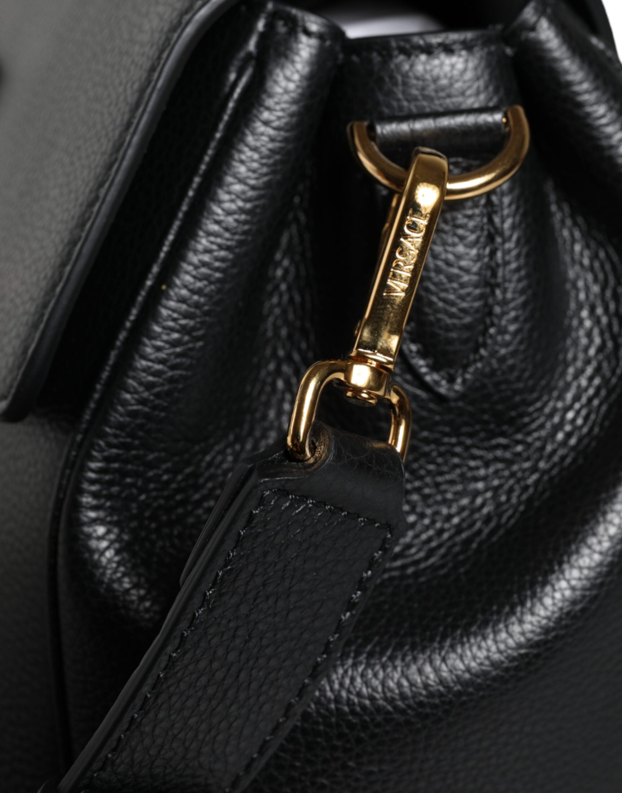 Versace svart axelväska med kornigt kalvskinn och topphandtag