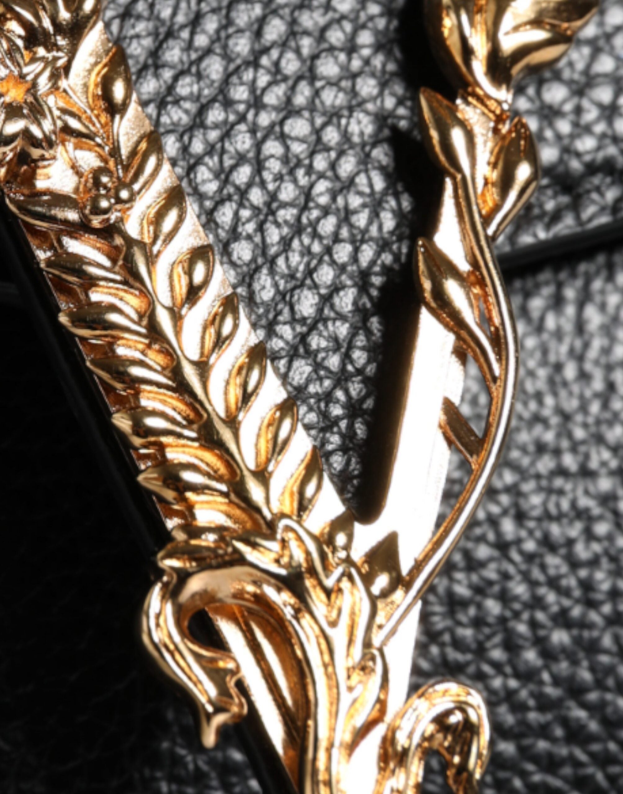 Versace svart axelväska med kornigt kalvskinn och topphandtag