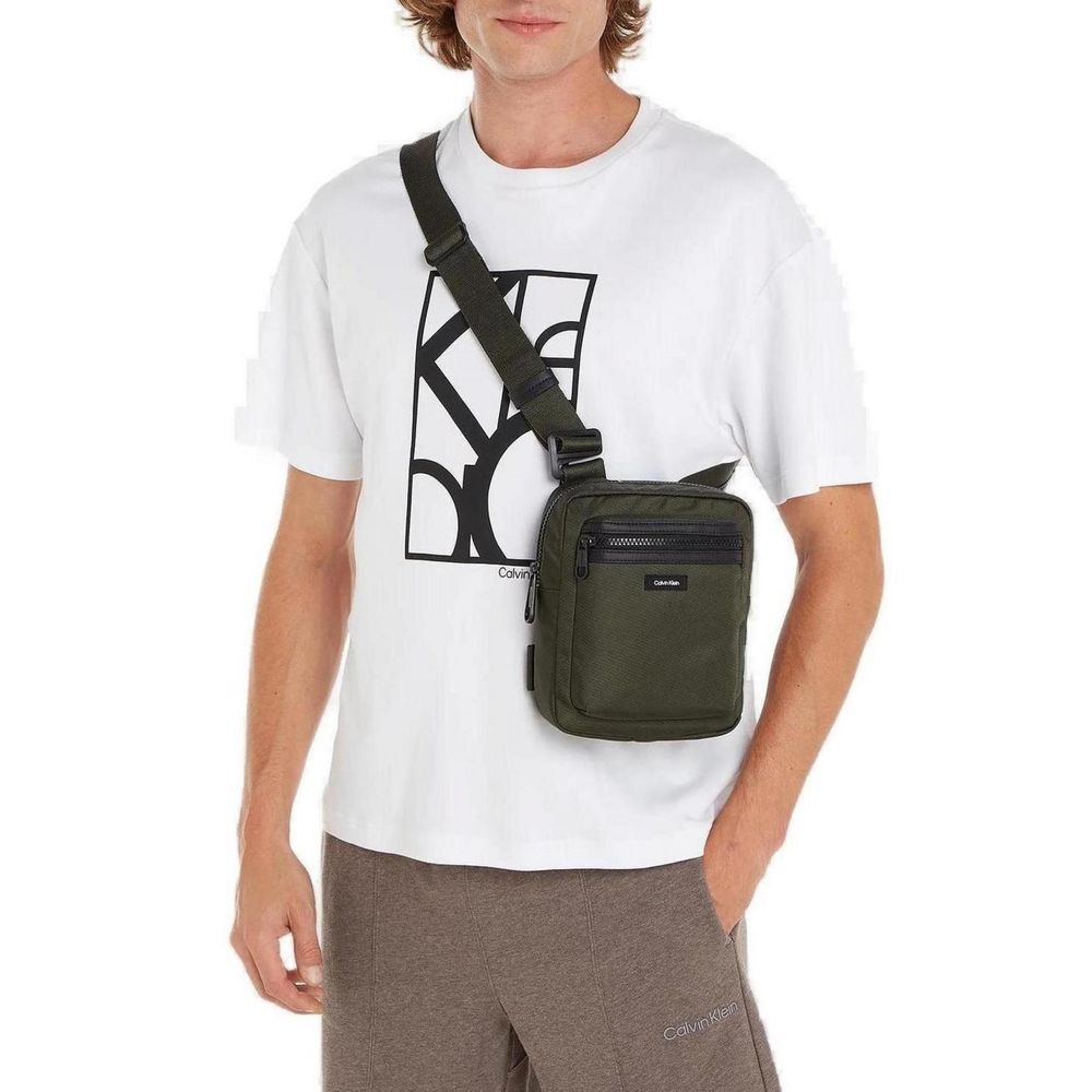 Calvin Klein Grön Axelväska i Återvunnen Polyester