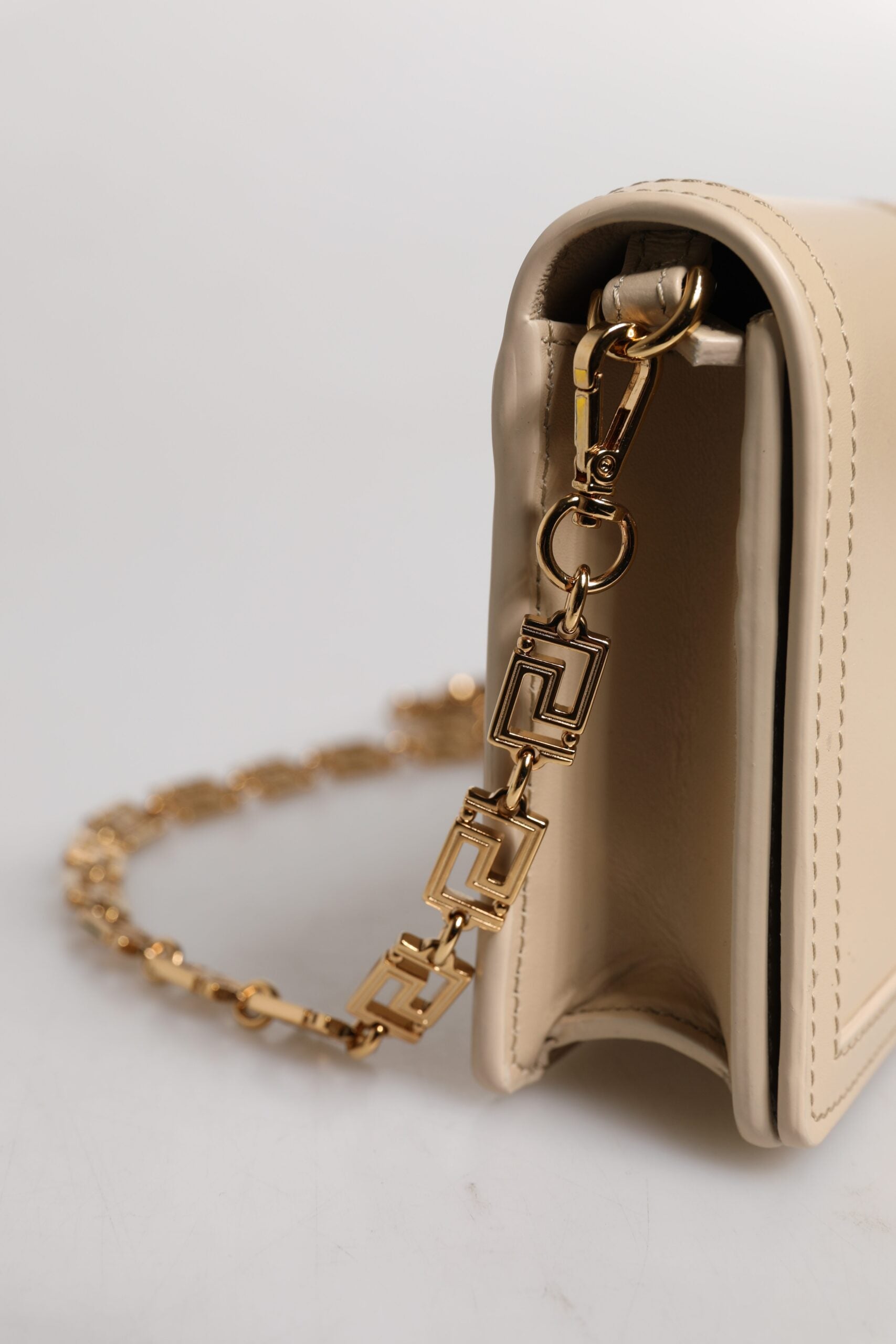 Versace Beige Guldfärgad Kedja Kalvskinnsplånbok Axelväska