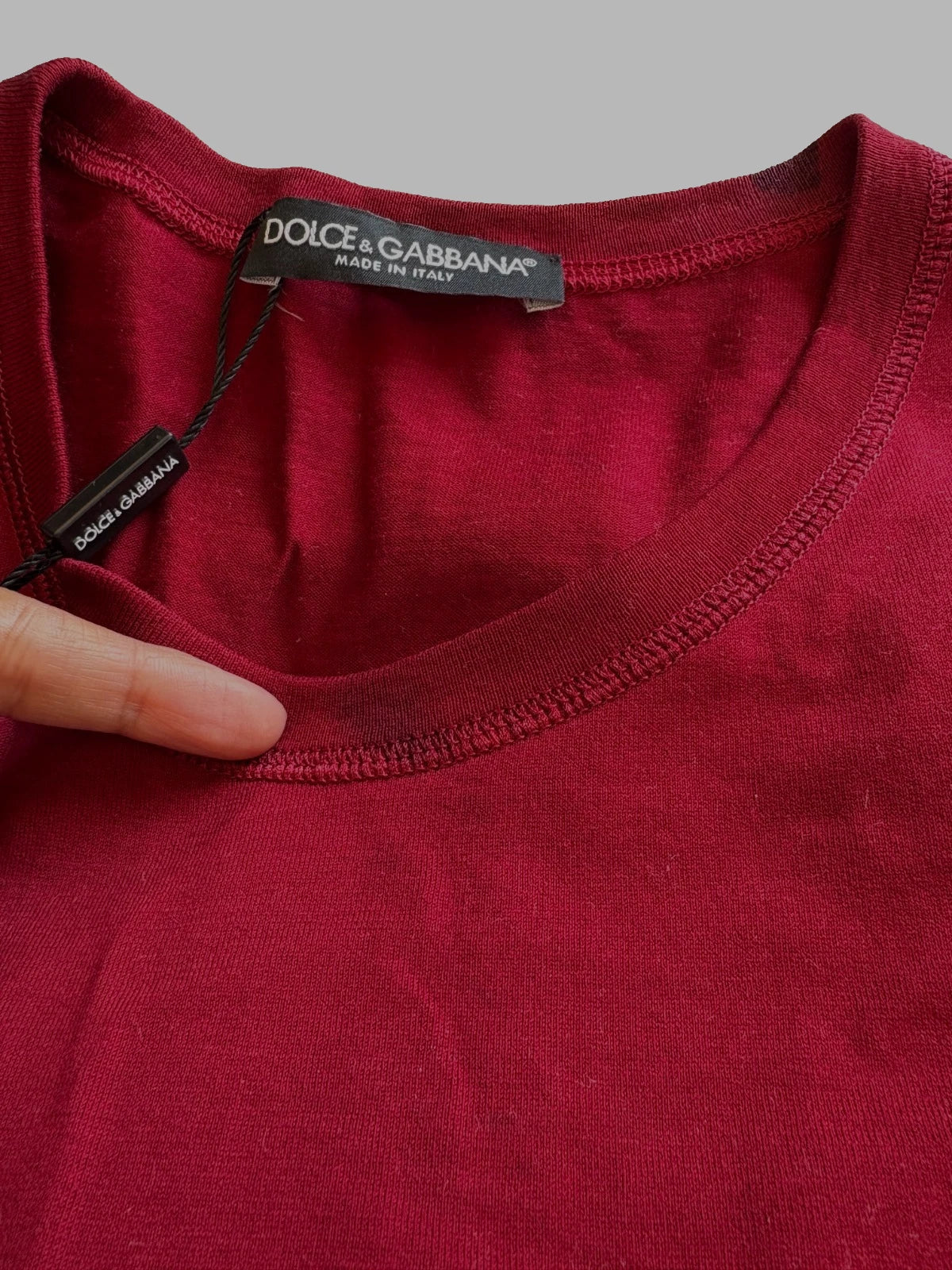 Dolce & Gabbana Röd Logotyptejp Bomulls-T-shirt med Rund Hals