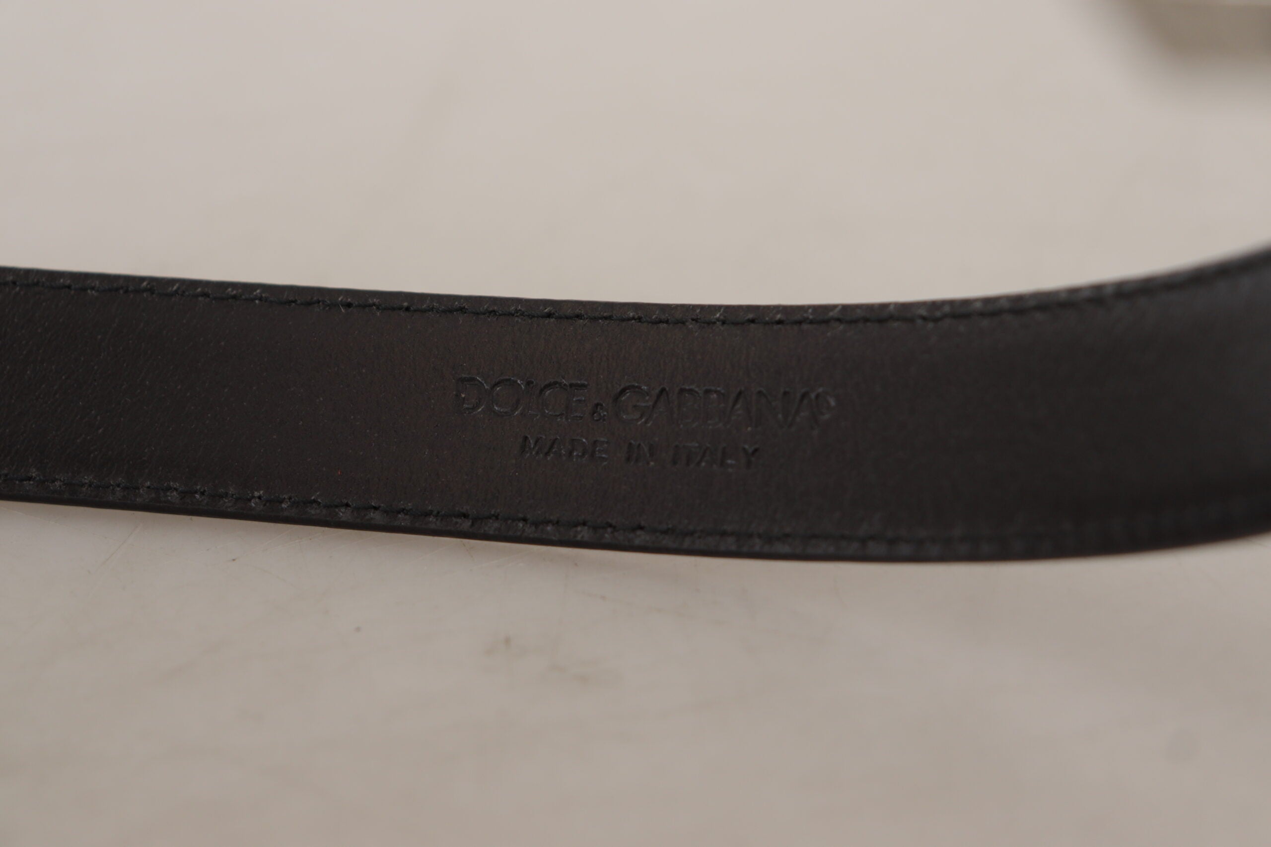 Dolce &amp;amp; Gabbana Svart Kalvskinnsbälte med Graverad Metallspänne och Logotyp