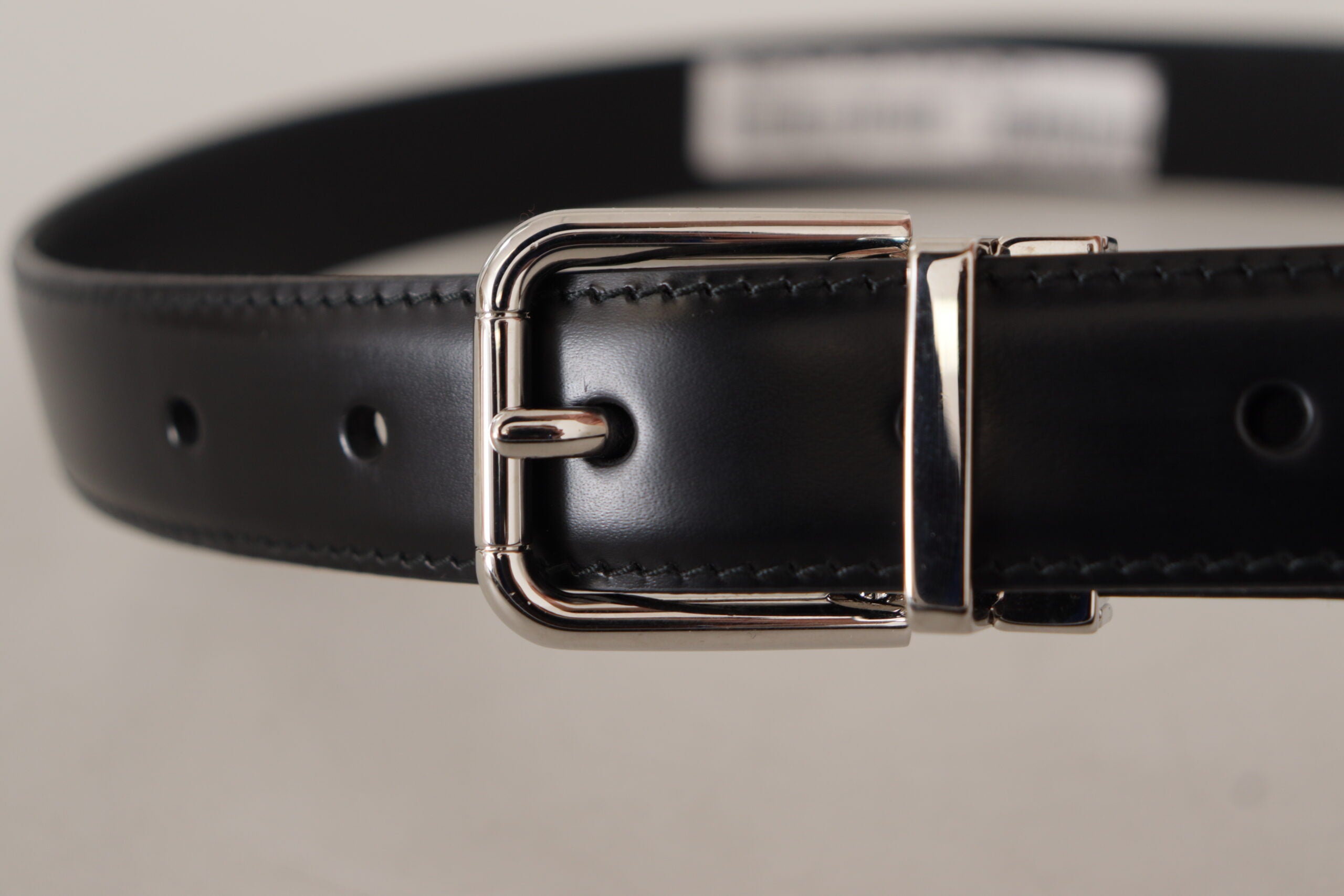 Dolce &amp;amp; Gabbana Svart Kalvskinnsbälte med Graverad Metallspänne och Logotyp