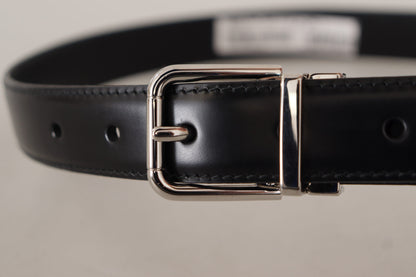 Dolce &amp;amp; Gabbana Svart Kalvskinnsbälte med Graverad Metallspänne och Logotyp