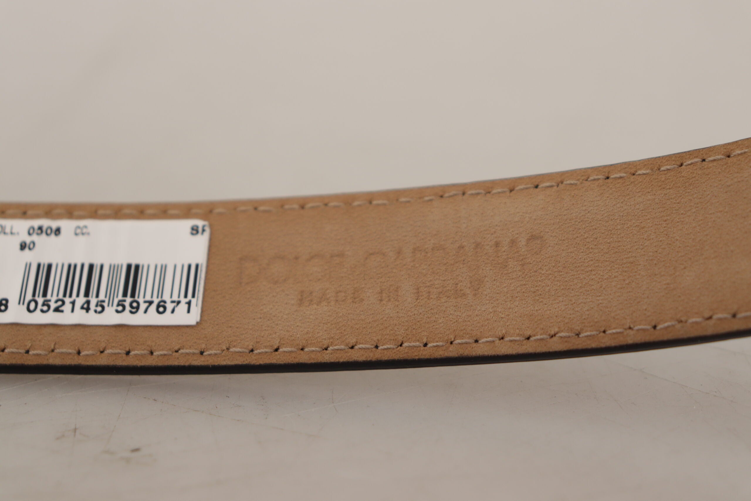 Dolce &amp;amp; Gabbana Svart Kalvskinnsbälte med Graverad Metallspänne och Logotyp