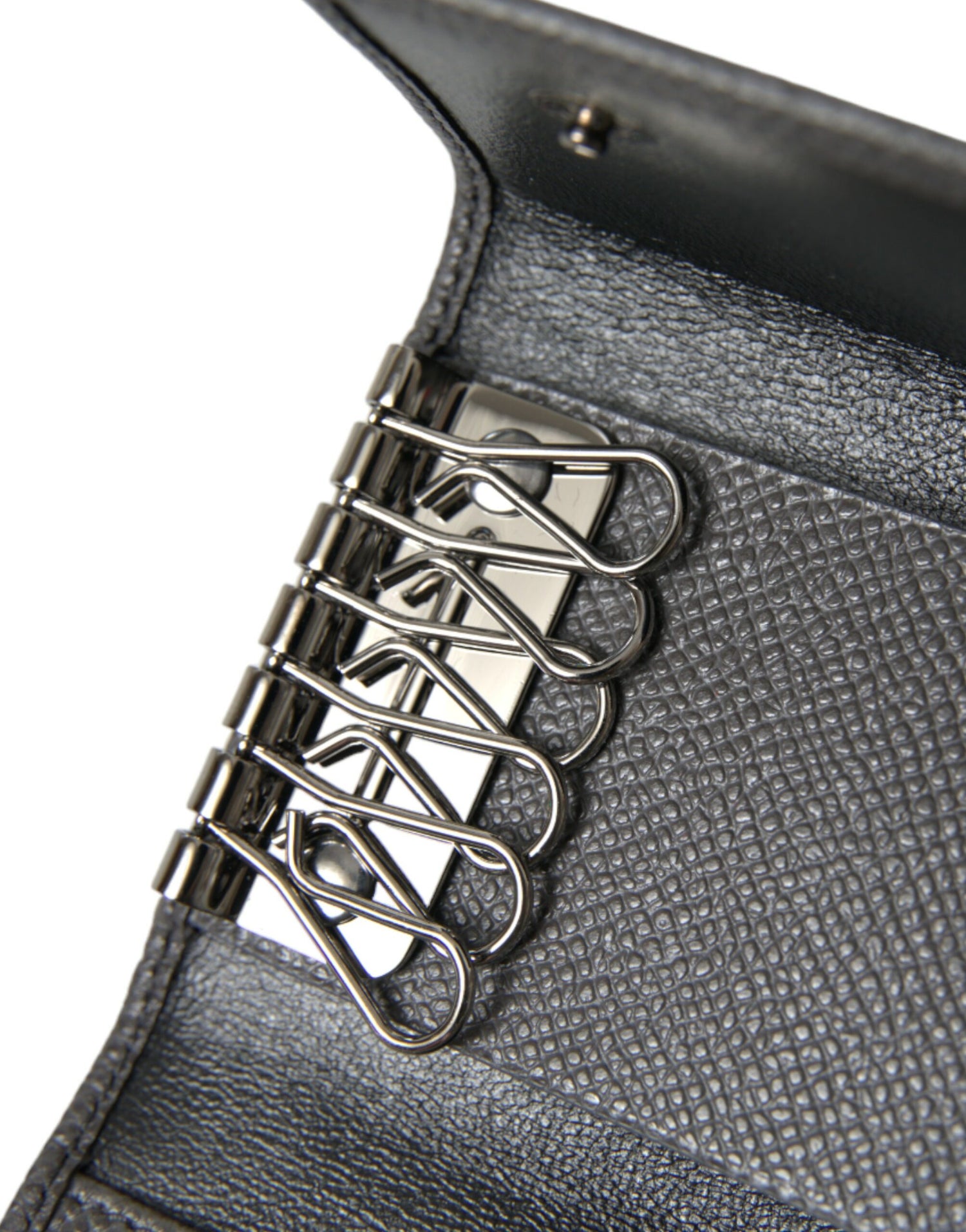 Dolce &amp;amp; Gabbana Nyckelring i grått läder med silverfärgad metall och logotypplack, trefaldig