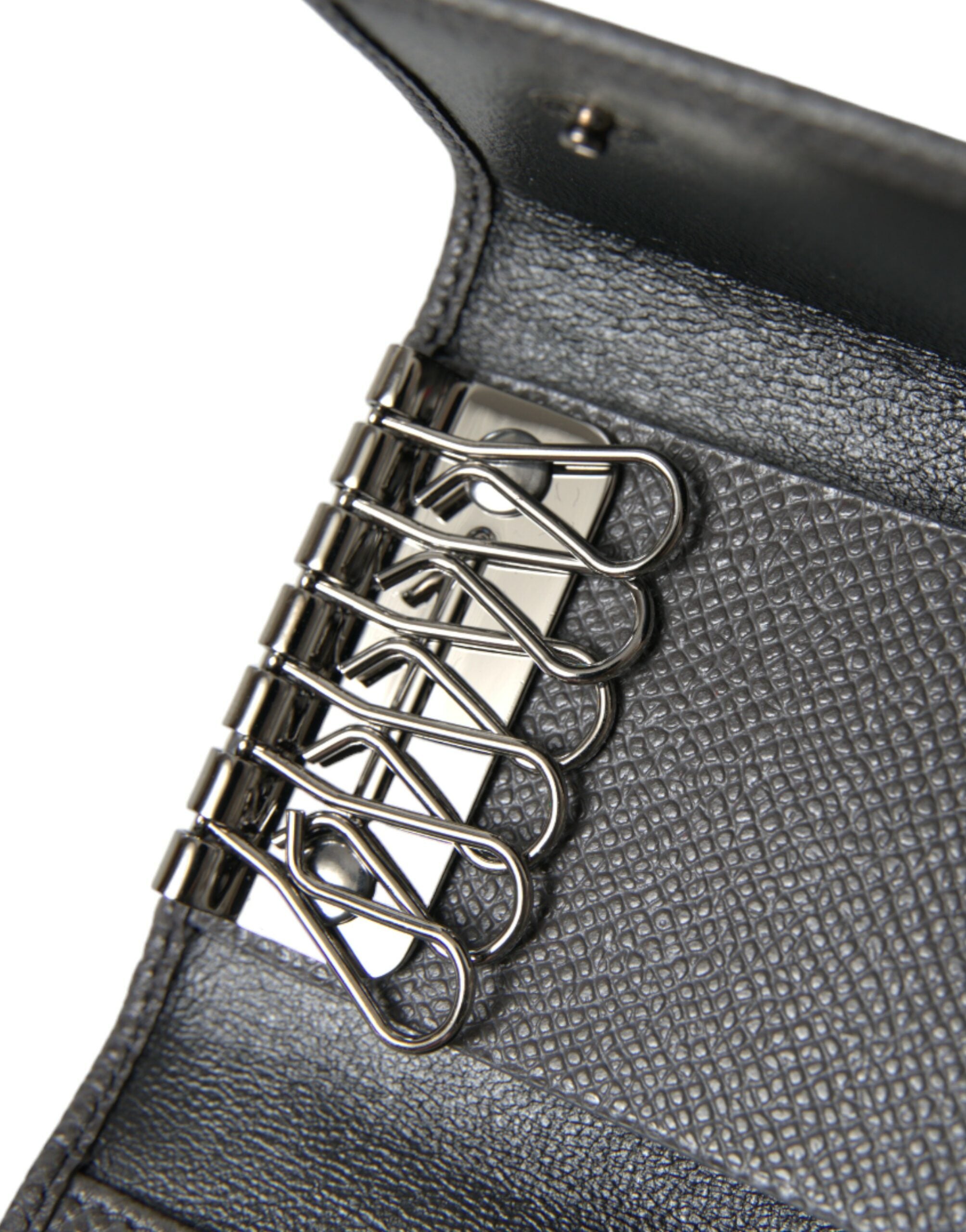Dolce &amp;amp; Gabbana Nyckelring i grått läder med silverfärgad metall och logotypplack, trefaldig
