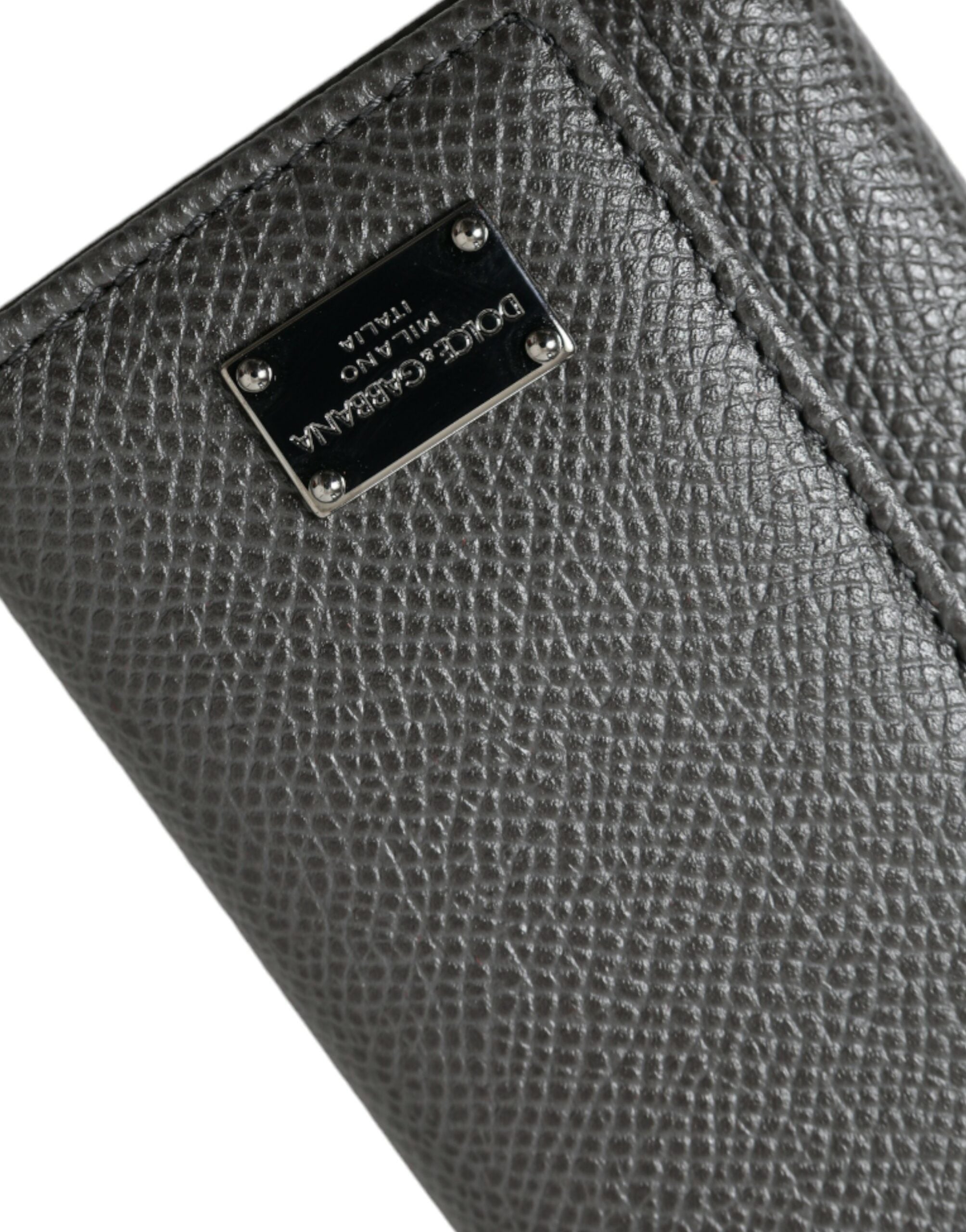 Dolce &amp;amp; Gabbana Nyckelring i grått läder med silverfärgad metall och logotypplack, trefaldig