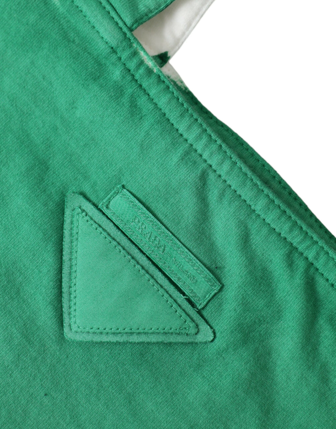 Prada grön jerseyväska med logotyp på axeln