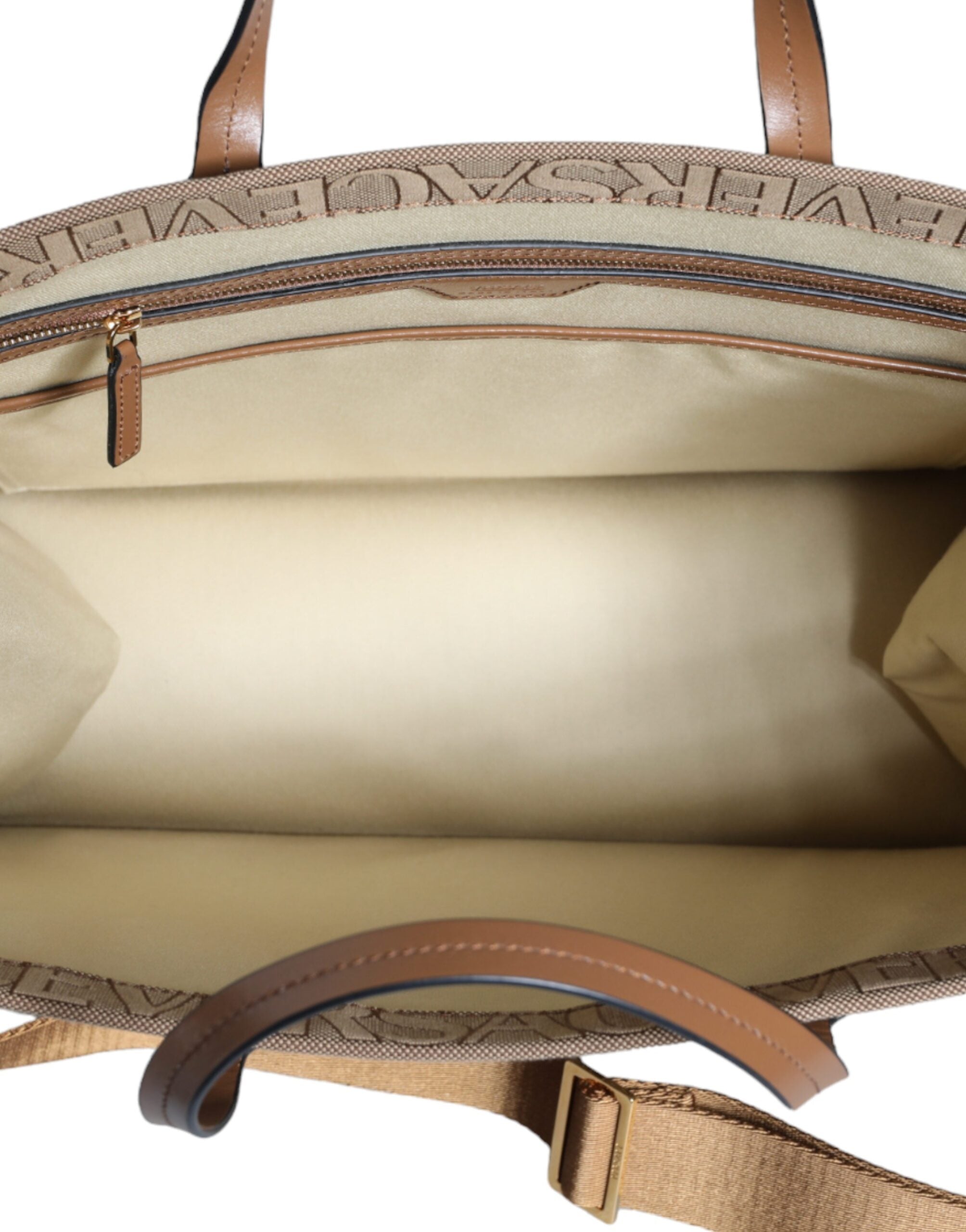 Versace brun axelväska i jacquardläder med logotyp och topphandtag