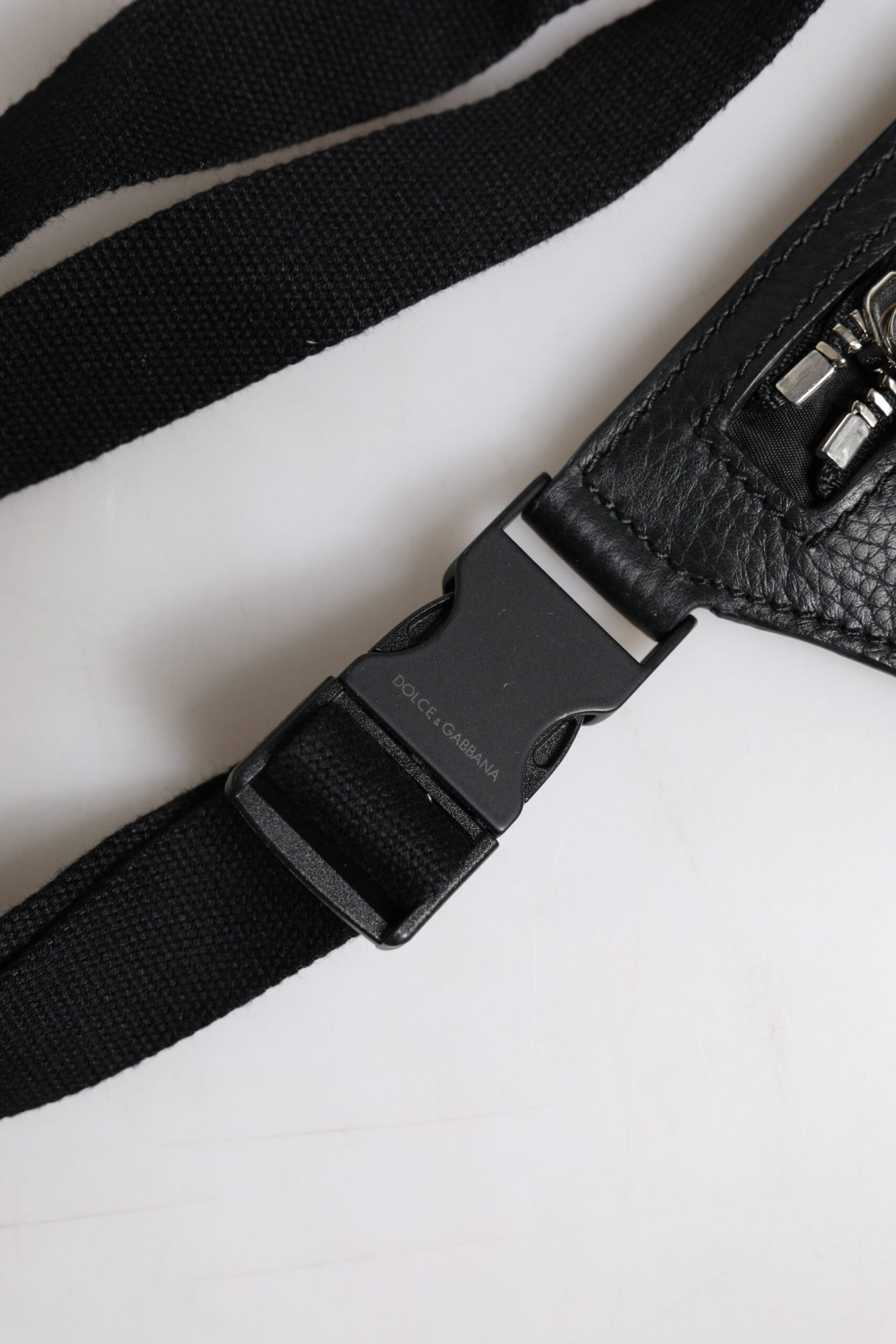 Dolce &amp;amp; Gabbana Svart Kalvskinnsmönstrad Midjeväska med Logotypplack och Bälte för Män