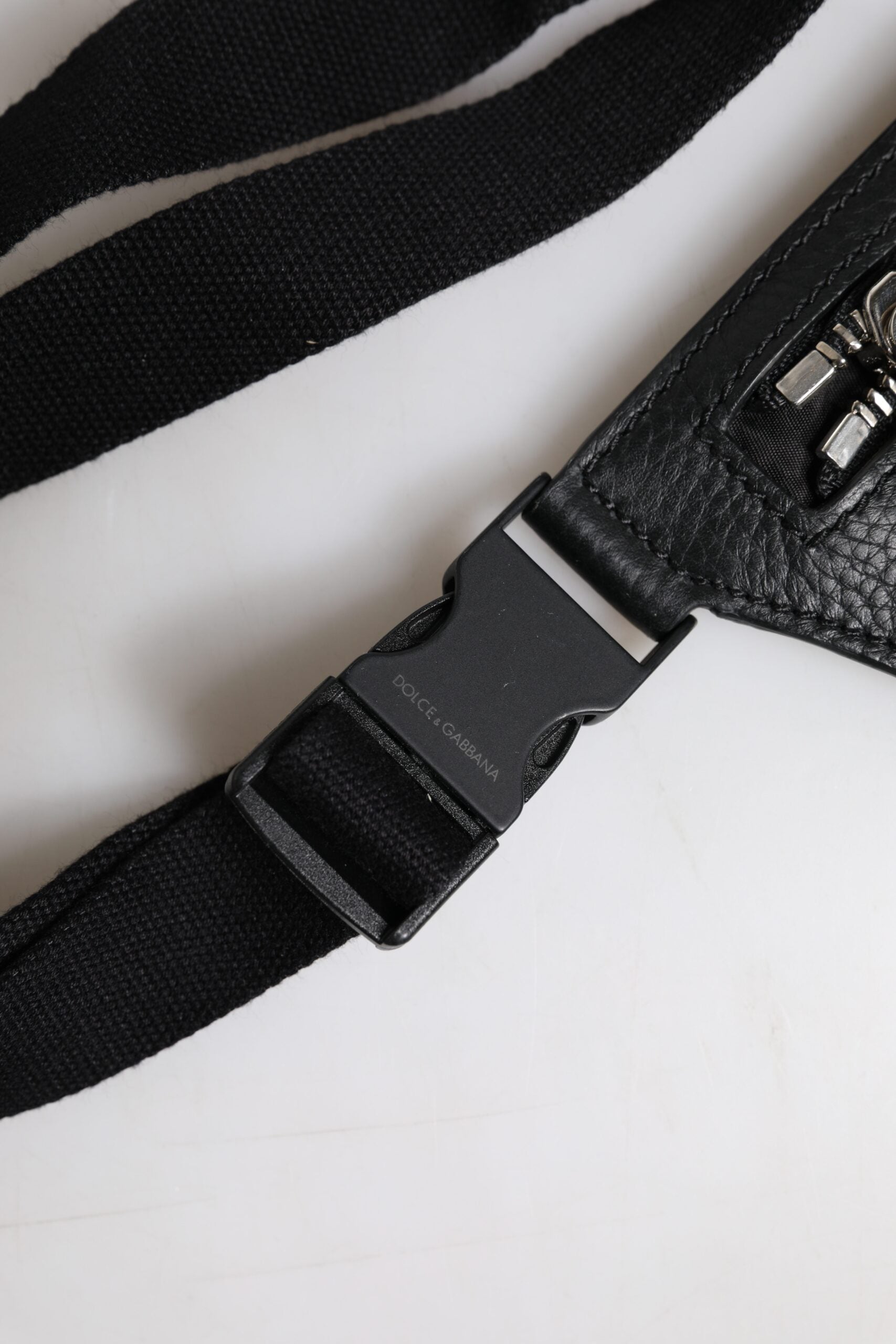 Dolce &amp;amp; Gabbana Svart Kalvskinnsmönstrad Midjeväska med Logotypplack och Bälte för Män