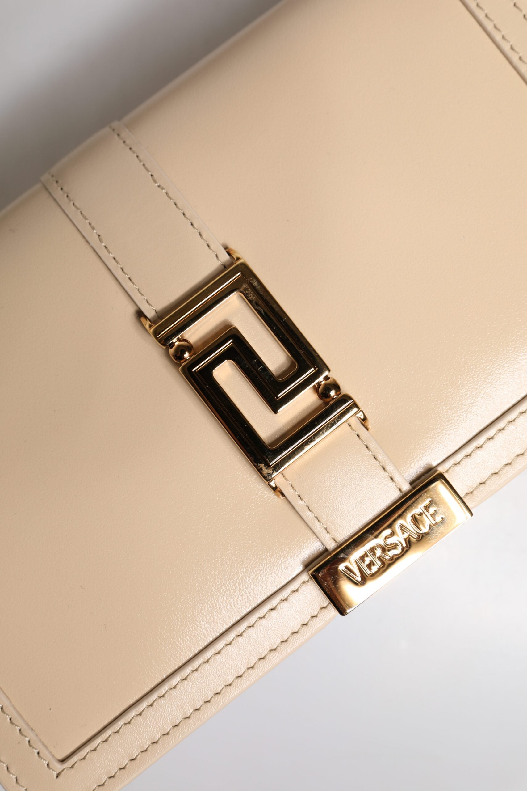 Versace Beige Guldfärgad Kedja Kalvskinnsplånbok Axelväska
