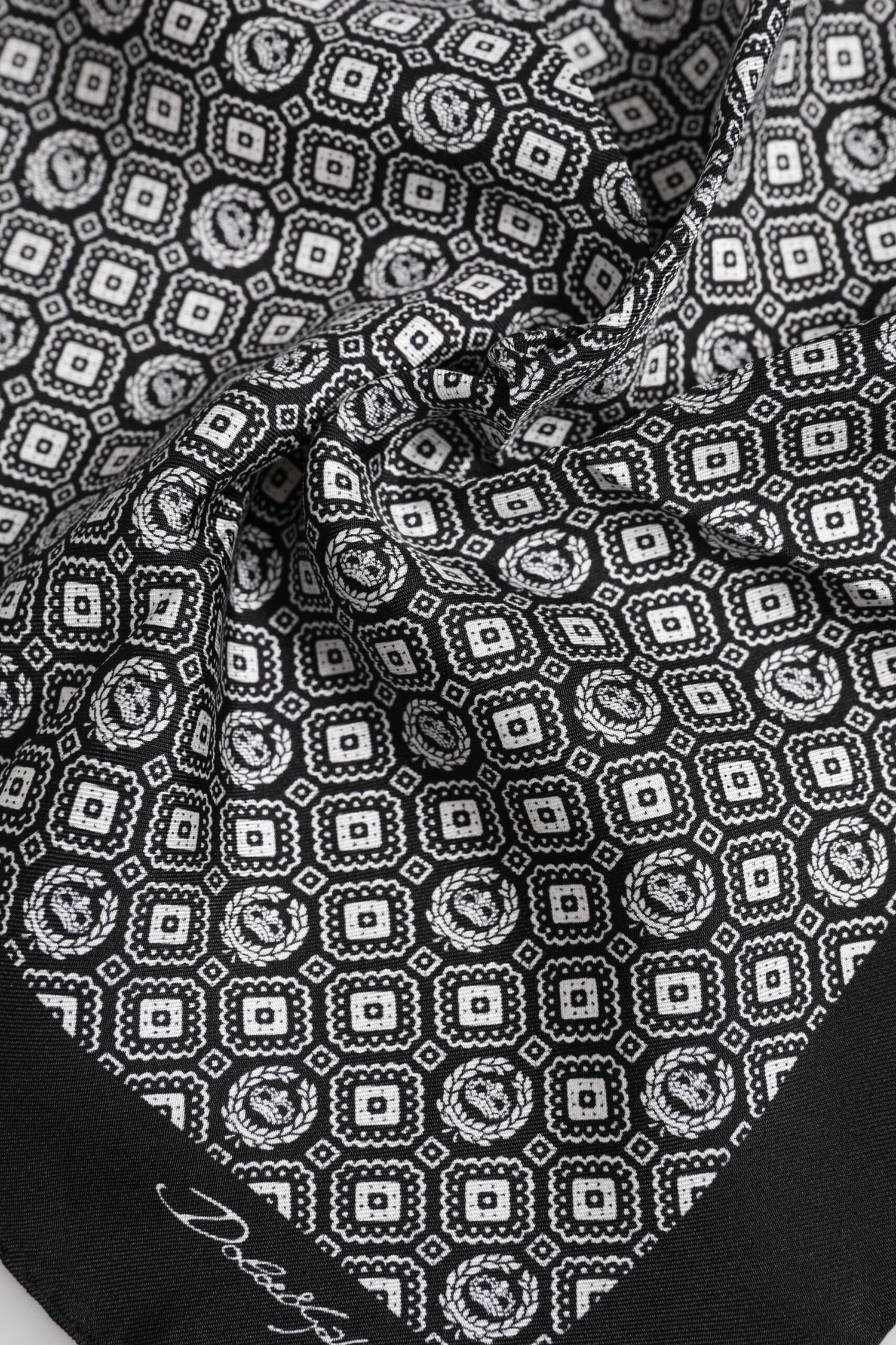 Dolce &amp;amp; Gabbana Svartvit Mönstrad Fyrkantig Foulard Halsduk